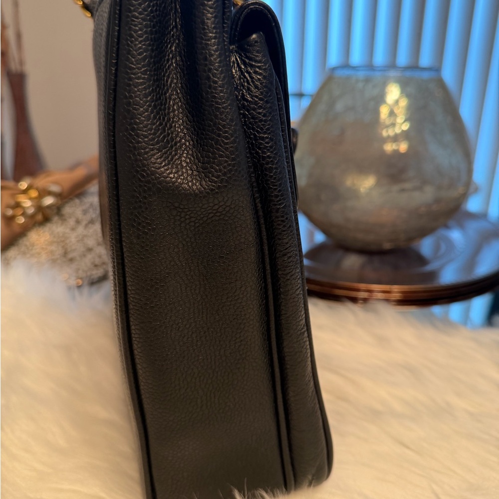 CHANEL Vintage Black Leather Shoulder Bag with CC Logo & CC Turn-Lock Closure - Picture 3 of 16